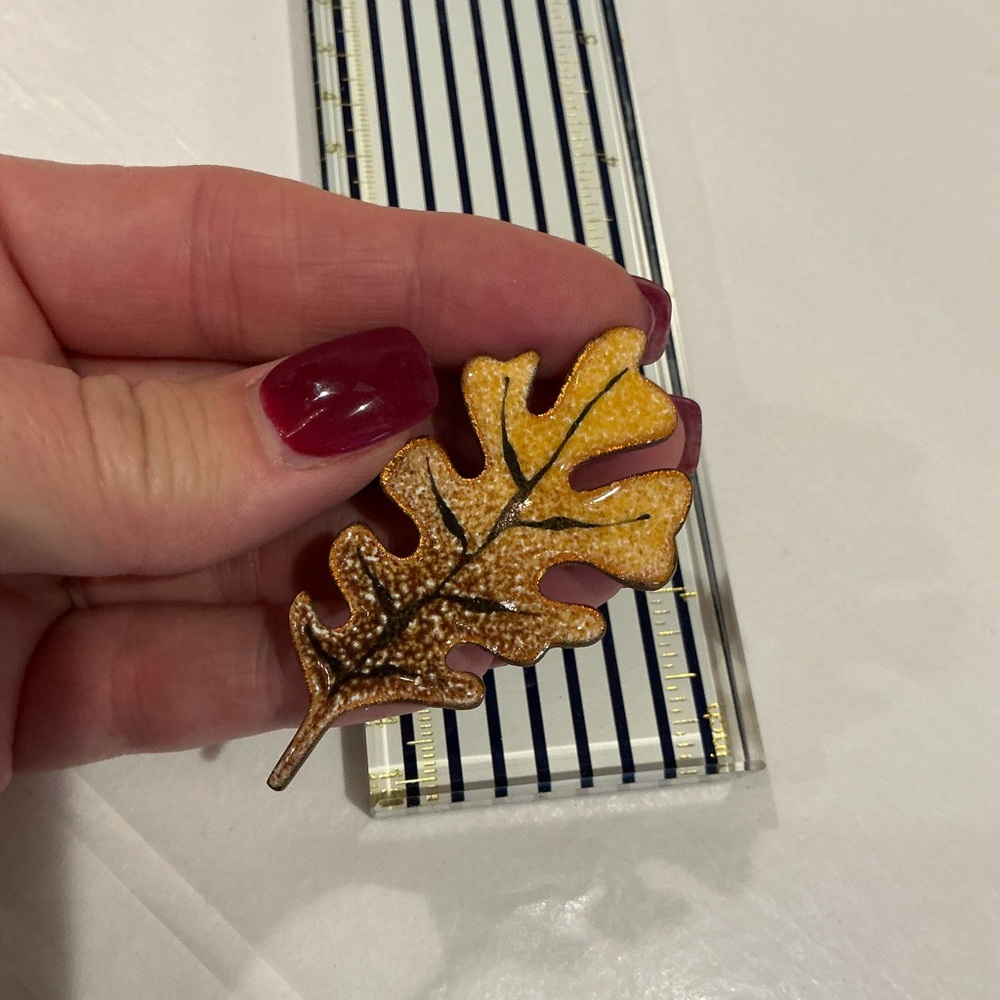 Elegant Oak Leaf Brooch - Gold and Brown